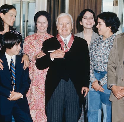 Charlie Chaplin rodeado de su familia en el Hotel Savoy en Londres en 1975: de izquierda a derecha, sus hijos Geraldine, Christopher, su esposa Oona, y sus hijas Josephine y Annie 