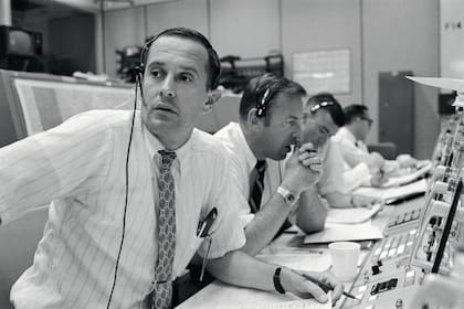 Charlie Duke, en el comando de control de la misión Apolo XI