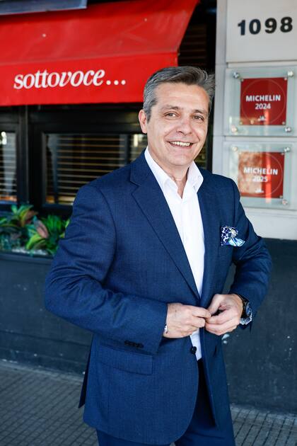 Charlie en su rol histórico, en el puerta del célebre restaurante