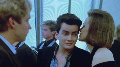 Charlie Sheen al frente, en la foto, y detrás... ¡Brad Pitt!