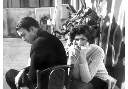 Charlie Squirru y Dalila Puzzovio, fotografiados en 1964 por Rubén Santantonín