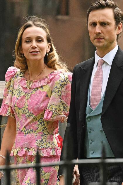 Charlie van Straubenzee, amigo de la infancia del príncipe Harry –quien no estuvo presente–, junto a su esposa Daisy (llevó un su vestido rosa de estampado floral y volados).