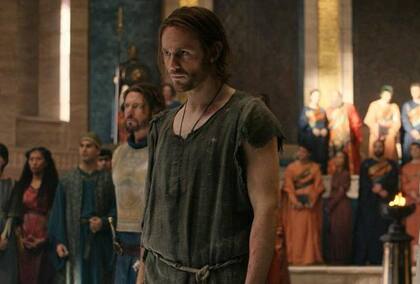 Charlie Vickers en una escena de El señor de los anillos: Los anillos del poder