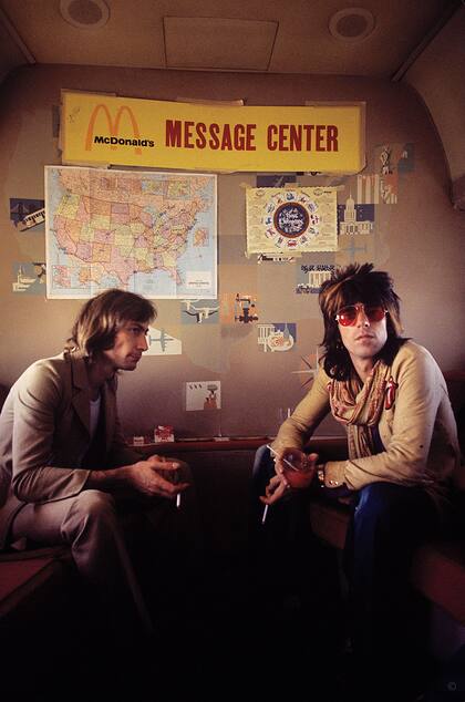 Charlie Watts y Keith Richards en el avión de las giras de los Stones de 1972. “En esa época estábamos empezando con la cultura de la fama. Ellos estaban en la cima de la pirámide. Mientras yo sacaba la foto, detrás mío estaba Truman Capote”