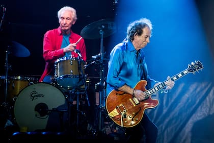 Charlie Watts y Keith Richards sobre el escenario, en 2019