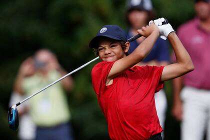 Charlie Woods, el hijo Tiger Woods, y su impacto en el primer tee de la segunda ronda del PNC Championship en Orlando