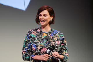 Para Hollywood, Charlize Theron no es una mujer maravilla; es una "vieja" de 40