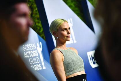 Charlize Theron posó para los flashes y también apostó al plateado