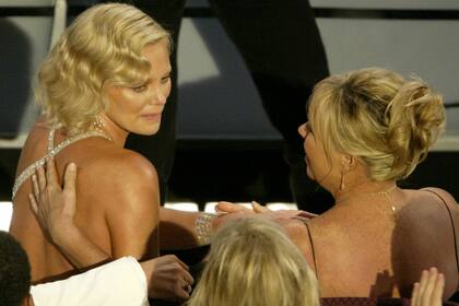 Charlize, emocionada con su mamá, cuando ganó el Oscar a la mejor actriz por Monster; Townsend estaba también a su lado