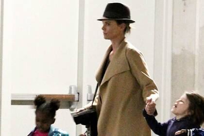 Charlize Theron, a la salida del cine con sus hijos, August y Jackson