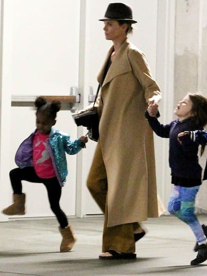 La actriz, a la salida del cine, de la manos de sus hijas