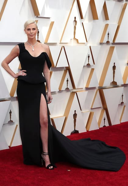 Charlize Theron, deslumbrante con un vestido con hombro caído e importante tajo lateral de Christian Dior