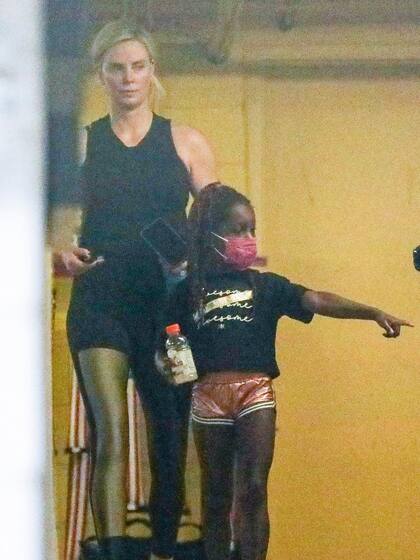 Charlize Theron fue a entrenar a un gimnasio de Beverly Hills con su mejor compañera: su hija August