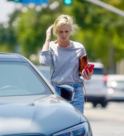 Charlize Theron fue capturada sin maquillaje en Los Ángeles. Un suéter gris y jeans fueron sus elegidos para hacer algunas compras cerca de su hogar