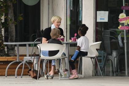 Charlize Theron junto a su pequeña Jackson y una amiguita, tomando un helado en un paseo familiar
