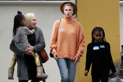 Charlize Theron junto a sus hijos y su madre