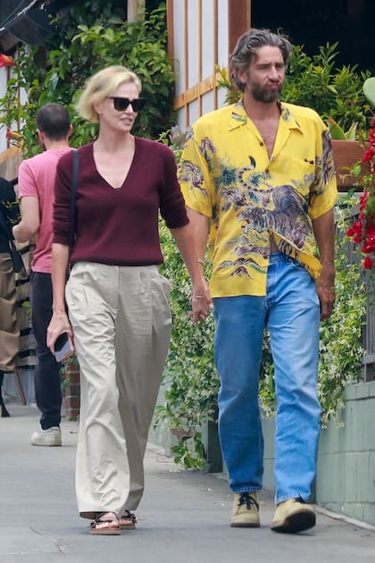 Charlize Theron parece haber encontrado un nuevo amor. La actriz fue vista completamente enamorada mientras caminaba de la mano después de almorzar con su nuevo novio, el modelo Alex Dimitrijevic en el restaurante All Time en Los Ángeles