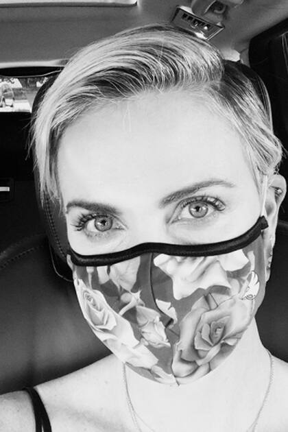 Charlize Theron publicó una selfie con tapabocas y el lema Usá una maldita máscara