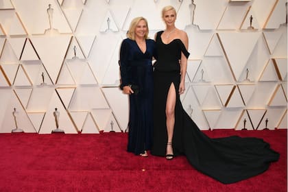 Charlize Theron suele llevar a su mamá de acompañante a los Oscar