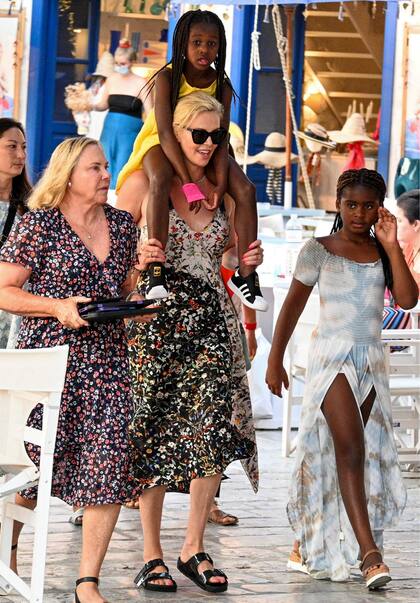 Charlize Theron visita la isla Hydra, de Grecia, con sus hijas Jackson y August y sus amigos