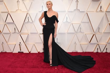 Charlize Theron usó un vestido con hombro caído e importante tajo lateral de Christian Dior