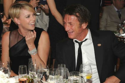 Charlize y Sean Penn, en los inicios de su relación, en 2013