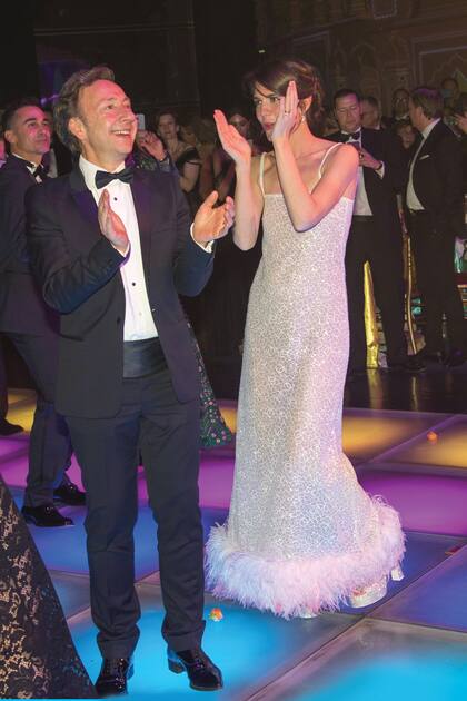 Charlotte acompañó su vestido Chanel, rematado con plumas, con sandalias con plataforma. Aquí, la vemos bailando con el presentador
de radio y televisión francés Stéphane Bern, maestro de ceremonias
de la gala.