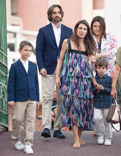 Charlotte Casiraghi (con total look Chanel), su marido Dimitri Rassam y sus hijos, Raphaël -fruto de su relación con el cómico Gad Elmaleh– y Balthazar también dijeron presente en el picnic.