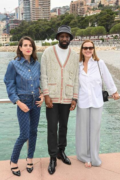 Charlotte Casiraghi demostró que el denim puede ser elegante: eligió un original conjunto de campera y pantalón cigarette con el icónico matelaseado de la marca como estrella. A su lado, el rapero francés Abd Al-Malik, con asistencia perfecta en la presentación de las últimas colecciones de Chanel, y su suegra, Carole Bouquet (la madre de Dimitri Rassam).
