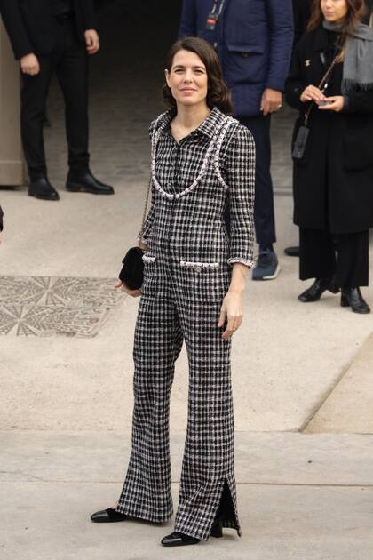 Charlotte Casiraghi, embajadora de Chanel, con un original enterito de lana. La hija de la princesa Carolina de Mónaco tiene asistencia perfecta a los desfiles de la maison.
