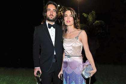 Charlotte Casiraghi y Dimitri Rassam, en una de sus primeras apariciones públicas, en una gala en Los Ángeles, en noviembre de 2017. FOTO: Getty Images