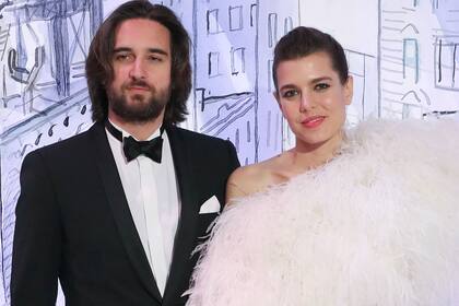Charlotte Casiraghi y su novio, Dimitri Rassam, despertaron rumores de compromiso gracias a un anillo que lucía ella
