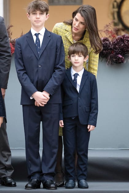 Charlotte, con sus dos hijos Raphaël Elmaleh
(que tuvo con el actor Gad Elmaleh) y Balthazar
Casiraghi-Rassam (de su matrimonio con Dimitri
Rassam), que protagonizó un momento simpático del día cuando notaron que se había abrochado mal el saco