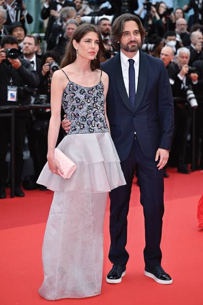 Charlotte de Mónaco acompañó a su marido, el productor cinematográfico Dimitri Rassam e impactó con un vestido con top estilo camiseta decorado con mariposas y falda en capas de Chanel. Además, decoró sus uñas con el logo de la marca de la que es embajadora.