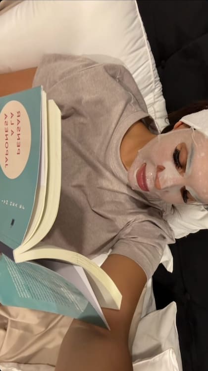 Charlotte disfrutando de una noche de hotel