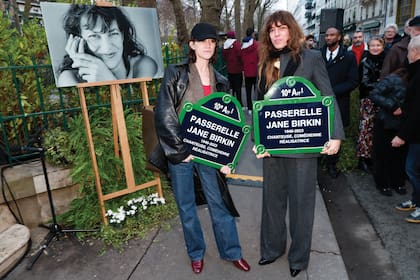 Charlotte Gainsbourg y Lou Doillon sostienen las placas que fueron instaladas bajo la
escalinata del puente en honor a su madre, la actriz, cantante e ícono de moda, Jane Birkin (a
quien vemos en un retrato en blanco y negro)