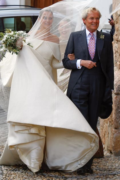Charlotte Wellesley junto a su padre el día de su boda con Alejandro Santo Domingo