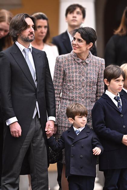 Charlotte y Dimitri Rassam con el hijo de ambos, Balthazar, y Raphael, fruto de la relación anterior de ella con el actor Gad Elmaleh. Fue en noviembre, en el Día Nacional, cuando comenzaron los rumores de embarazo. 