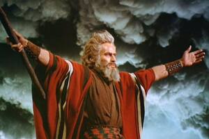 Charlton Heston como Moisés en la epopeya bíblica "Los diez mandamientos".