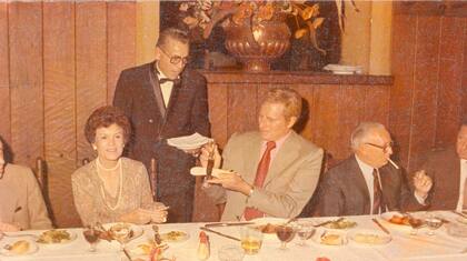 Charlton Heston y una cena con vajilla especial