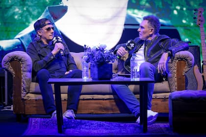 Charly Alberti, baterista de Soda Stereo, junto con Leo Rodríguez, conductor de LN 104.9 + Música