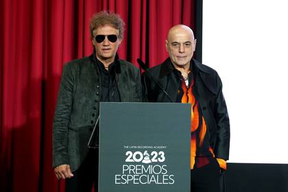 Charly Alberti y Zeta Bosio al recibir en Sevilla el premio a la Excelencia Musical de los Latin Grammy