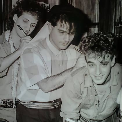 Charly Alberti, Zeta Bosio y Gustavo Cerati firman el primer contrato de Soda Stereo, para CBS, en 1983
