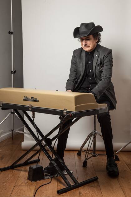 Charly en su departamento con su piano Wurlitzer, el 27 de febrero