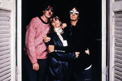 Charly, Fabi y Fito, posando para Hilda Lizarazu en 1987