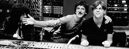 La música argentina post-Guerra de Malvinas tuvo varios momentos de cambio y expansión; el año de la vuelta de la Democracia fue clave, con artistas como Charly García (en la foto junto al productor Joe Blaney), que publicó Clics Modernos