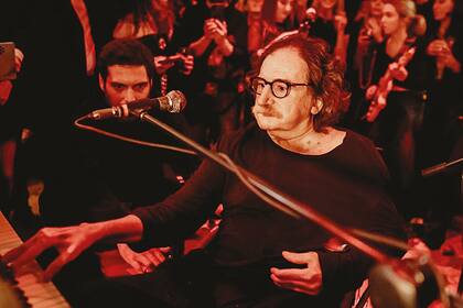 Charly García al piano, en el Hotel Faena, en una de sus últimas apariciones públicas, en junio de este año