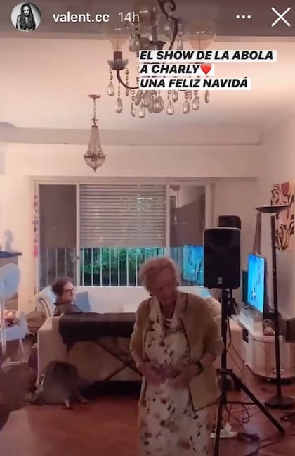 Charly García aplaude a Lilian Clark, la madre de Gustavo Cerati, mientras mira televisión