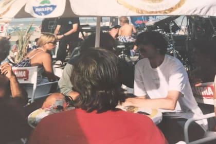 Charly García, como un veraneante más, en Playa Ku, la extensión del boliche frente al mar. 