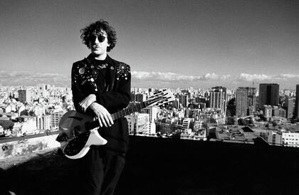 Charly García, con su "saco espacial", diseñado por Sonia Lifchitz, retratado por Hilda Lizarazu.